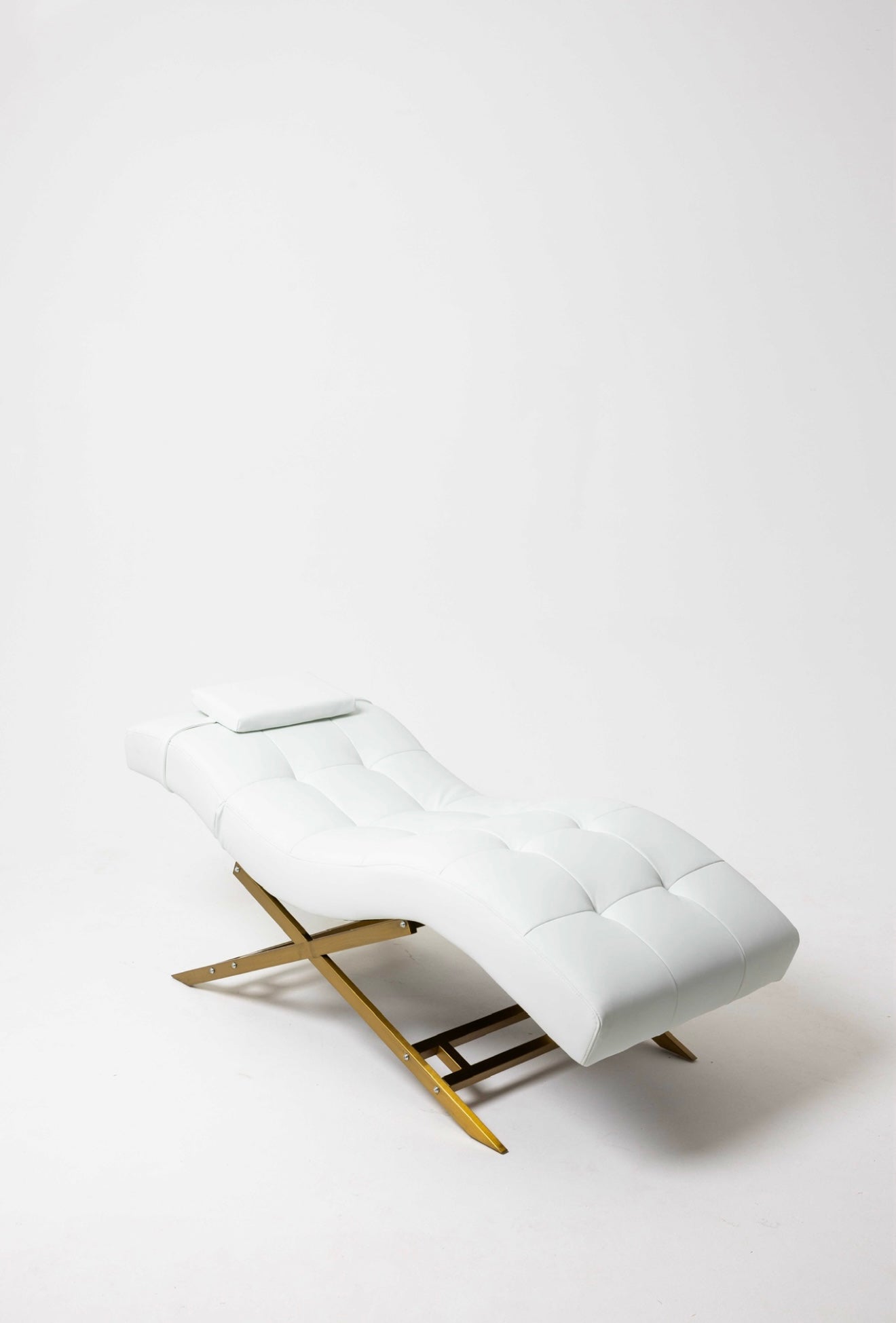 professional lash bed in neutral salon